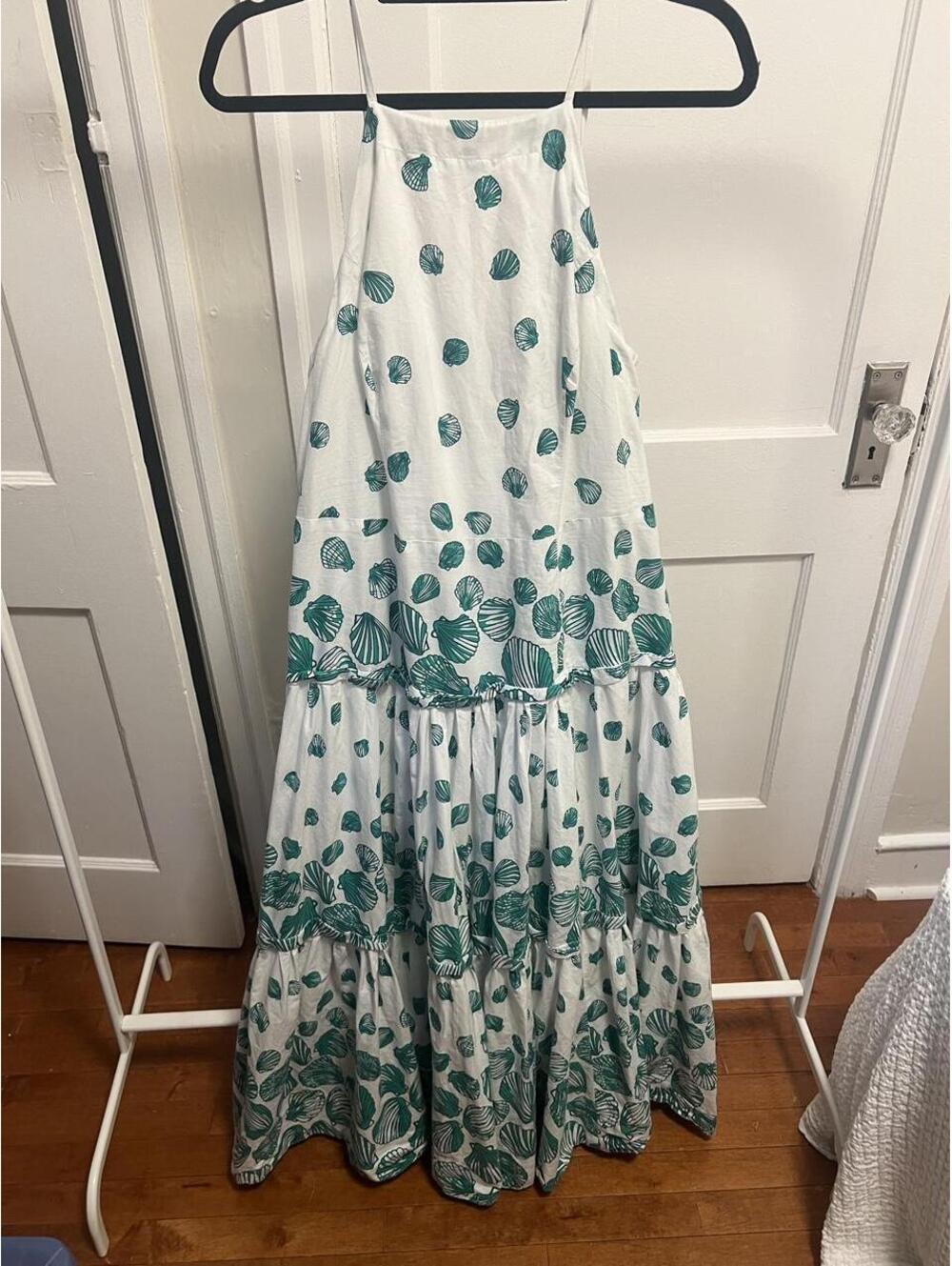 Green and white maxi dress with green shell print #maxi #leafprint